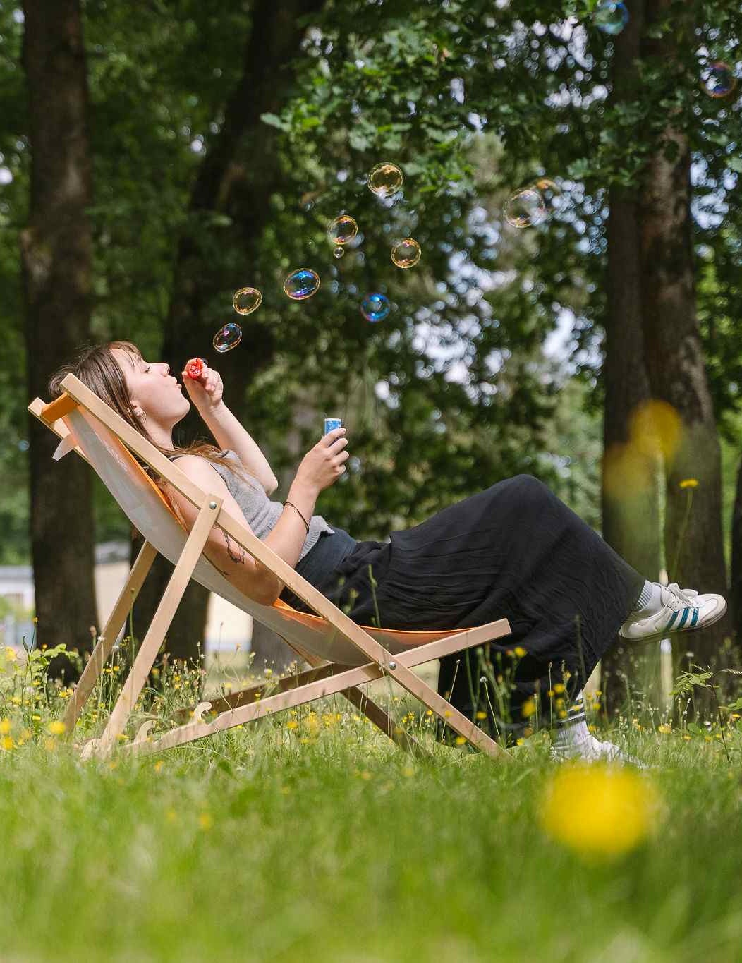 Raum für Arbeit und Leben Ein Frau entspannt auf einem Liegestuhl